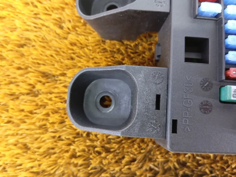 Блок предохранителей салонный