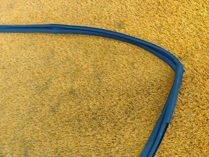 Уплотнитель стекла двери