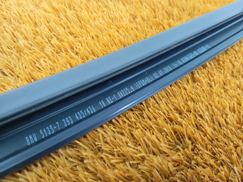 Направляющая стекла двери