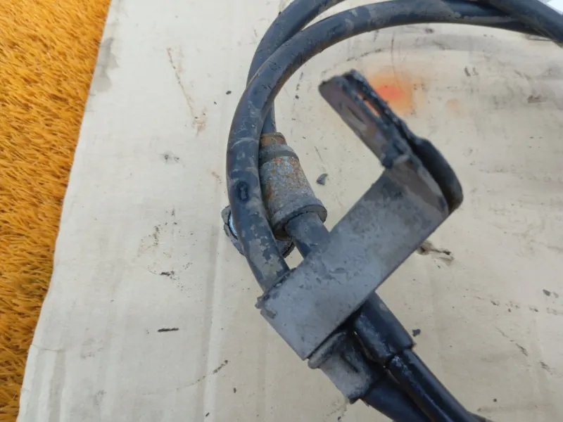 Трос стояночного тормоза