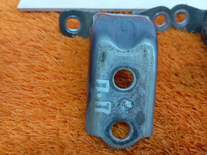 Петля двери