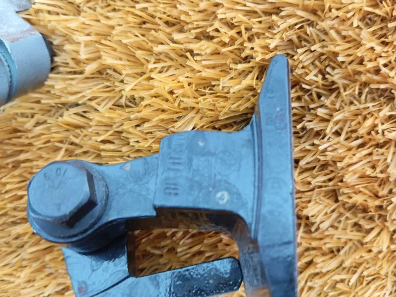 Петля двери