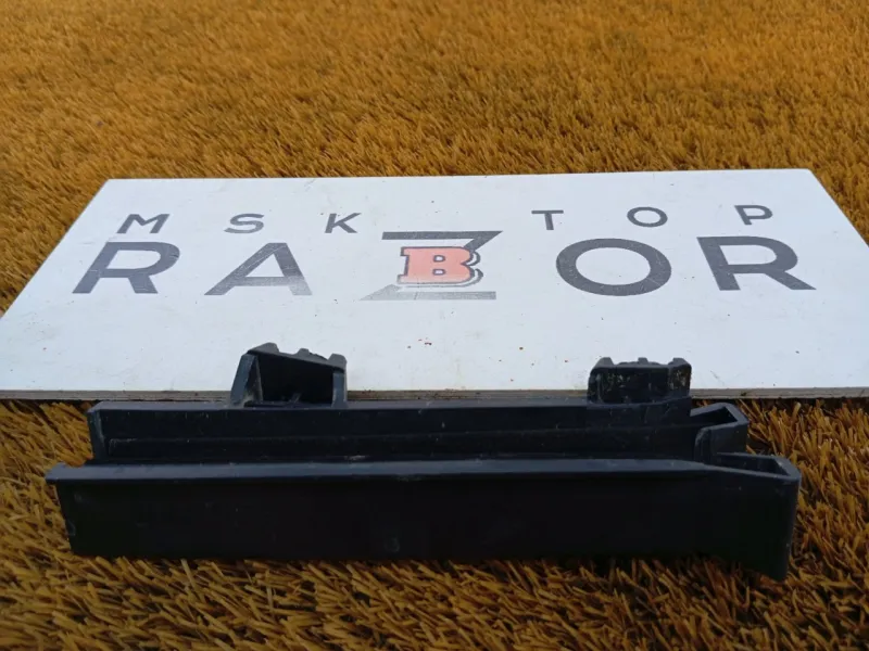 Направляющая стекла двери