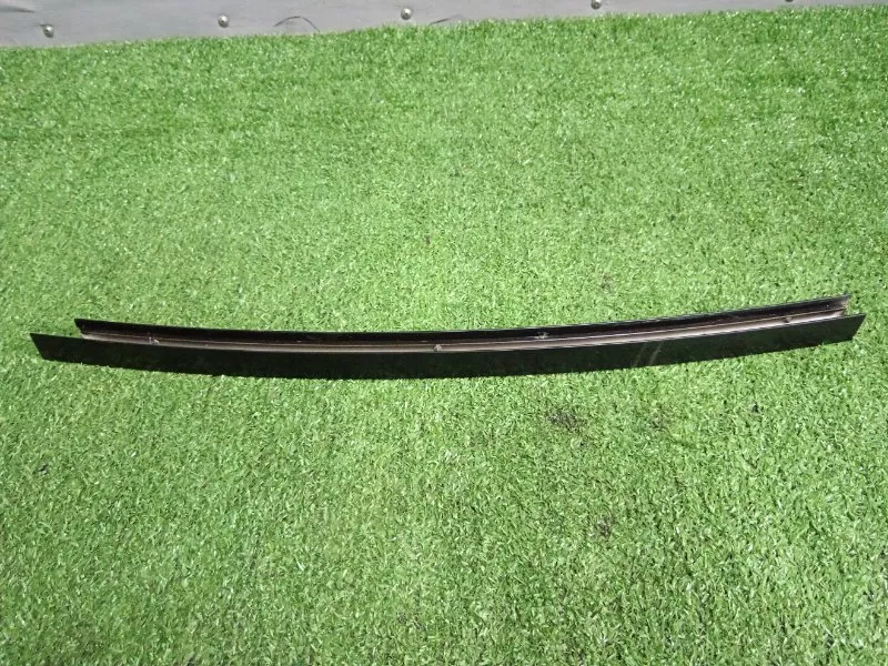 Направляющая стекла двери