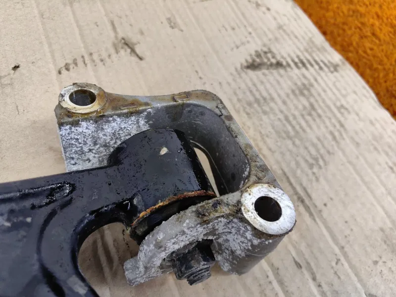 Рычаг подвески нижний