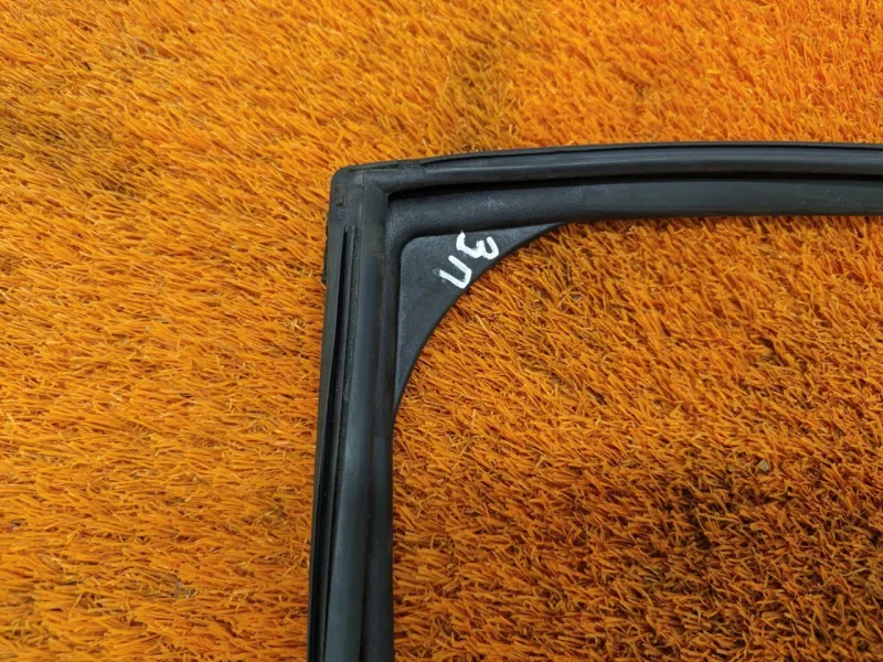 Уплотнитель стекла двери