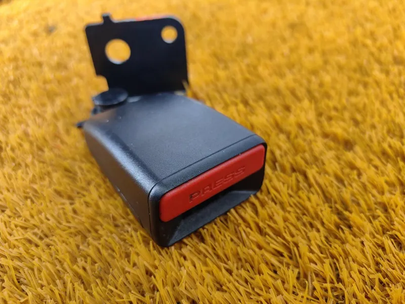 Ответная часть ремня безопасности