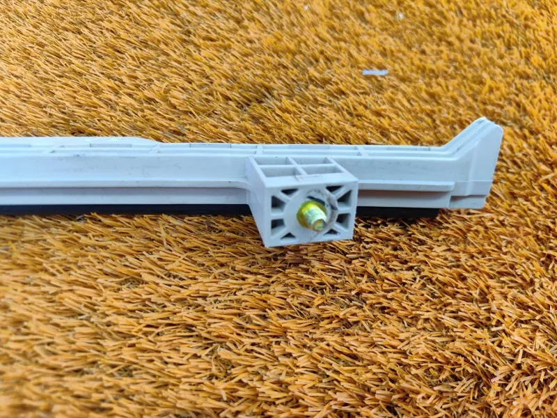 Направляющая стекла двери