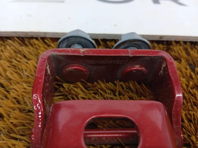 Петля двери багажника