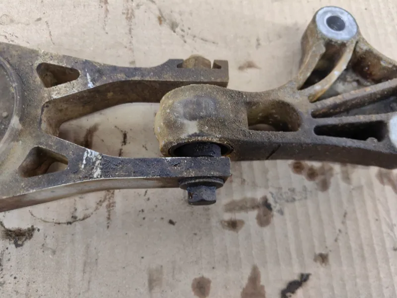 Подушка двигателя