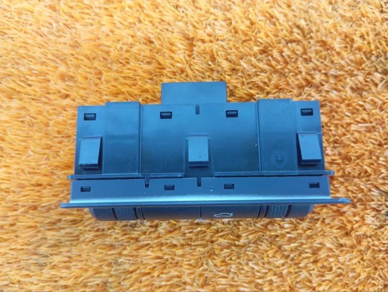 Кнопка открывания багажника