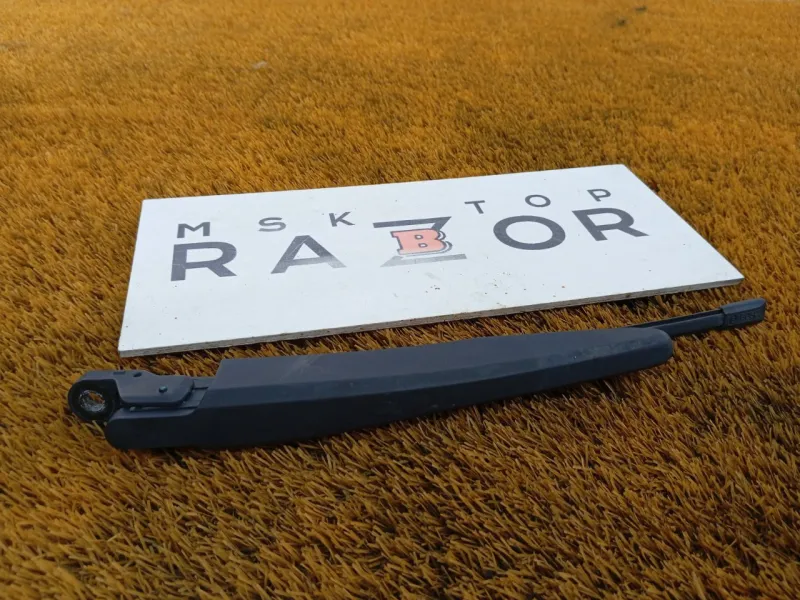 Поводок стеклоочистителя багажника