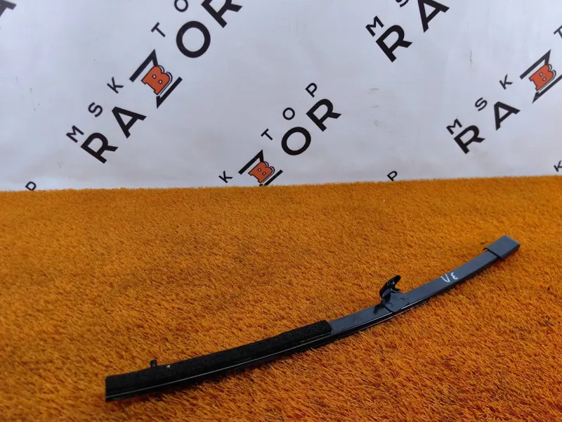 Направляющая стекла двери