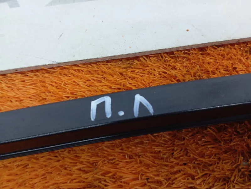 Направляющая стекла двери