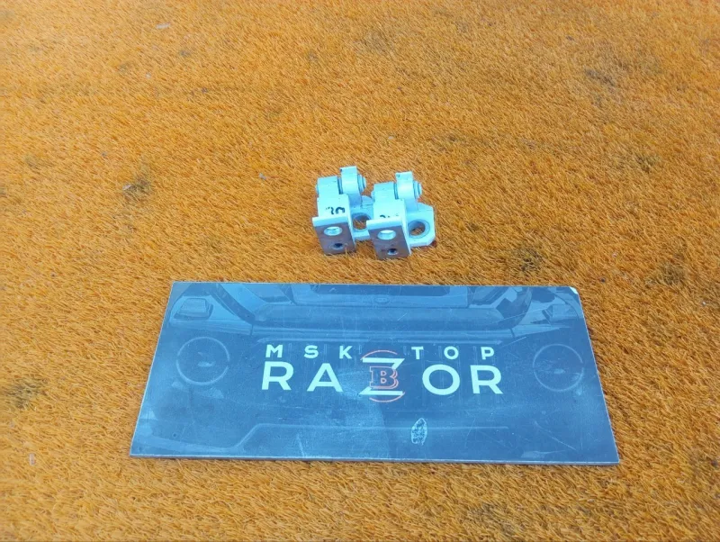 Петля двери