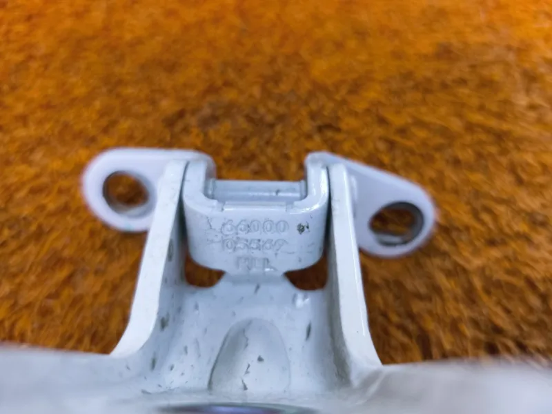 Петля двери