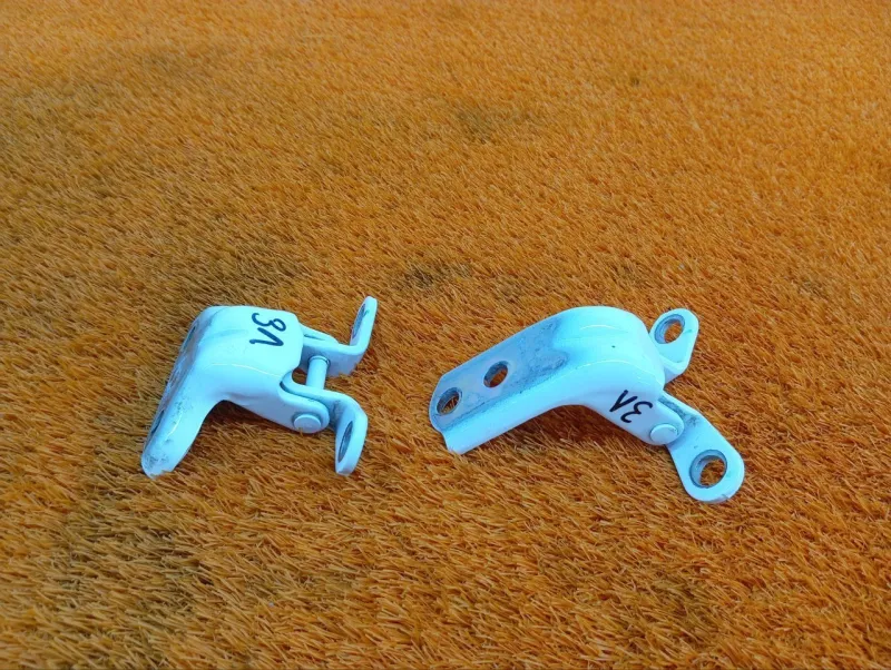 Петля двери