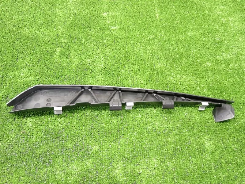 Кронштейн уплотнителя двери