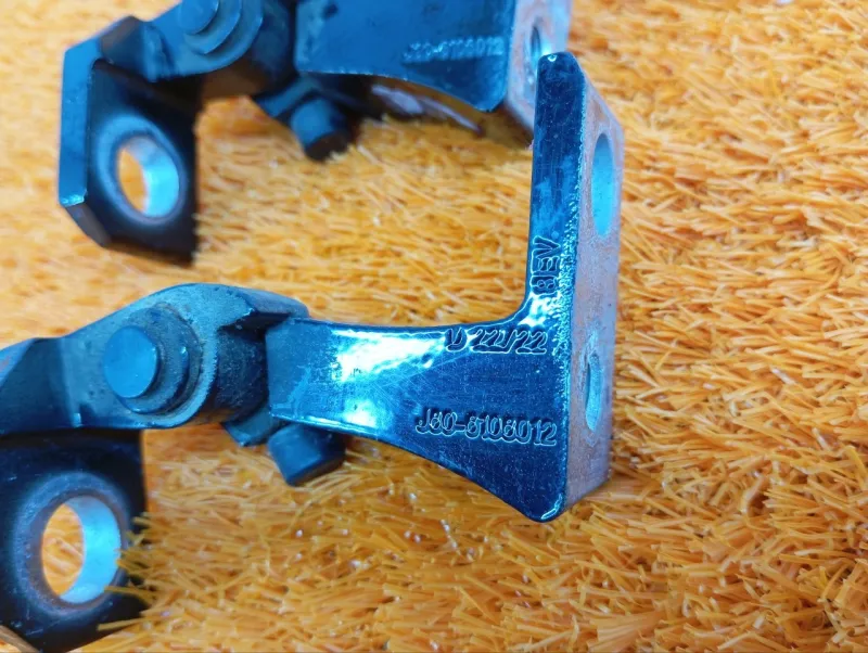 Петля двери