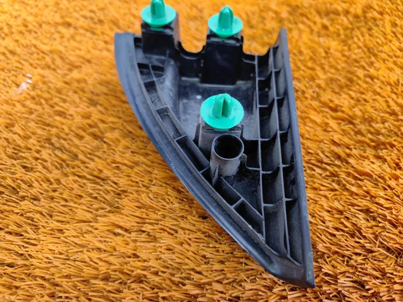 Уголок двери