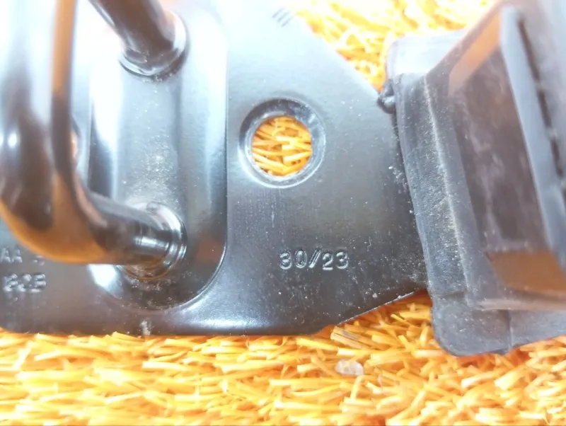 Ответная часть замка багажника