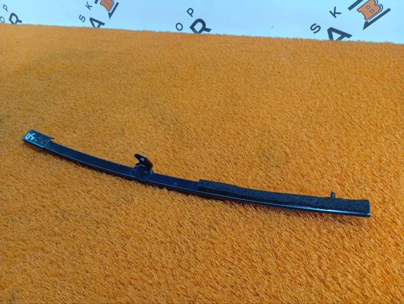 Направляющая стекла двери