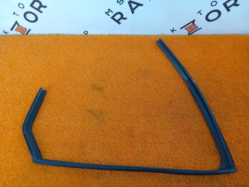 Уплотнитель стекла двери