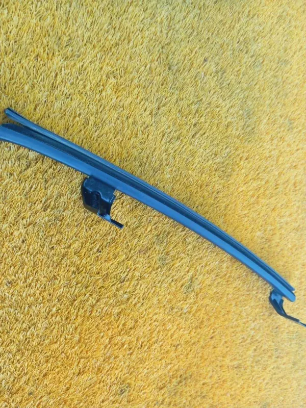 Направляющая стекла двери