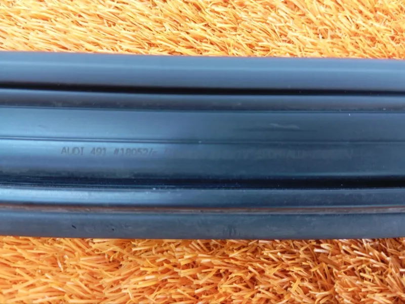 Уплотнитель стекла двери