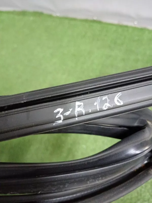 Уплотнитель стекла двери