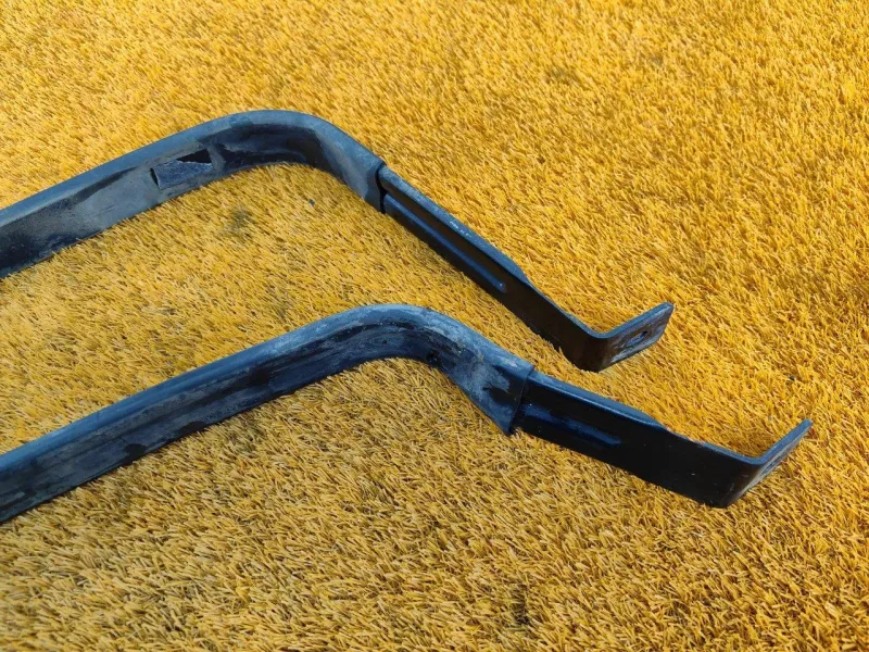 Крепление топливного бака