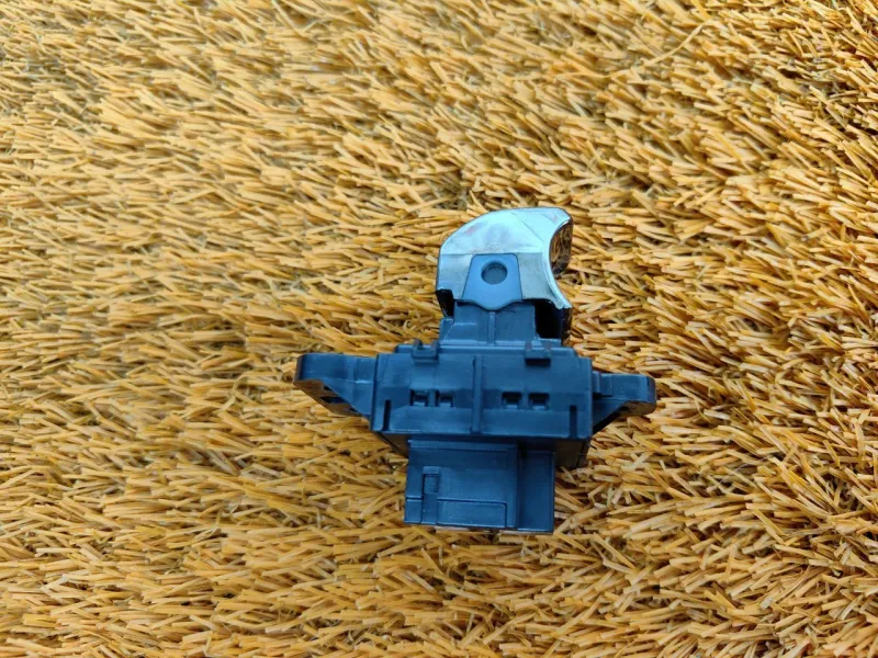 Кнопка складывания сиденья