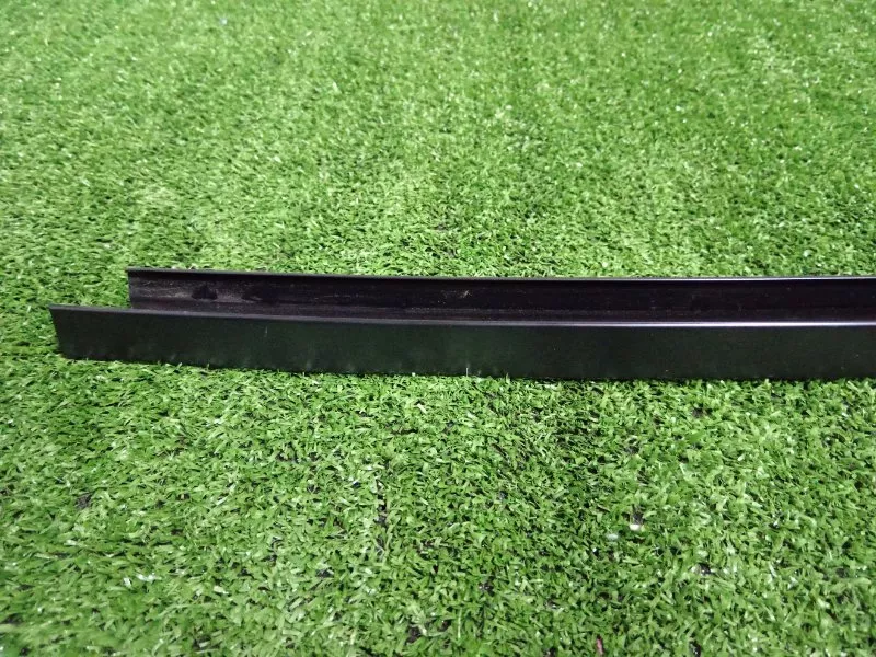 Направляющая стекла двери