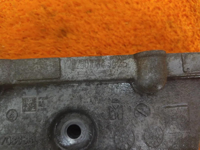 Крышка двигателя передняя