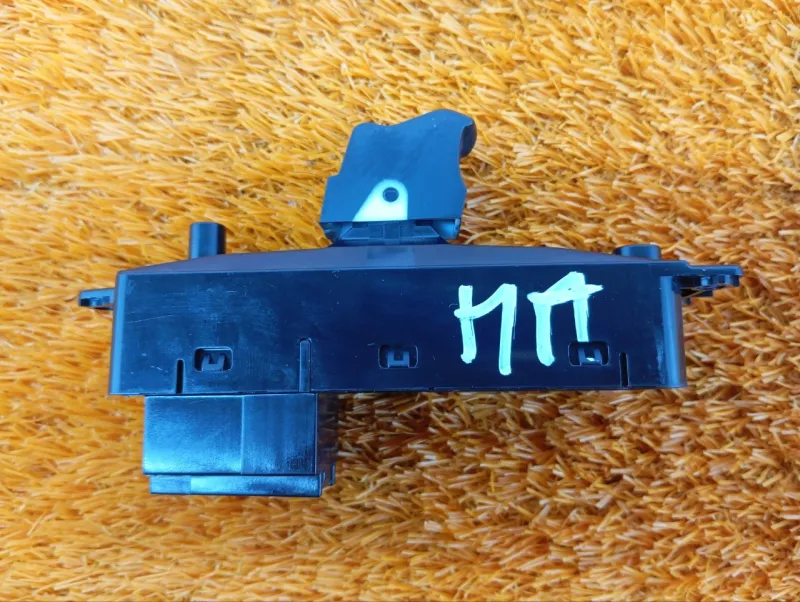 Кнопка стеклоподъемника