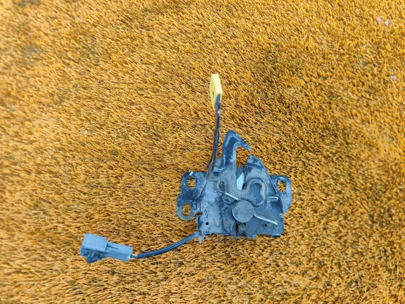 Замок капота