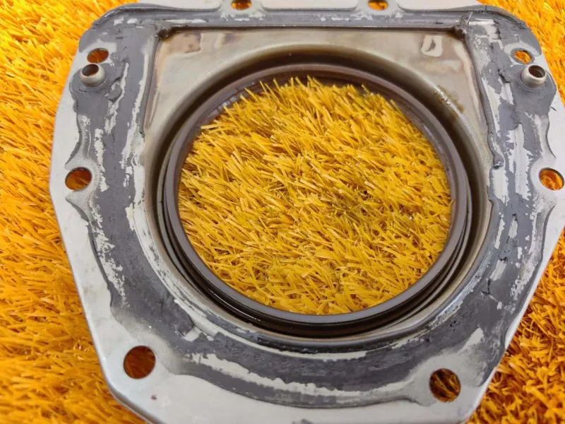 Крышка коленвала