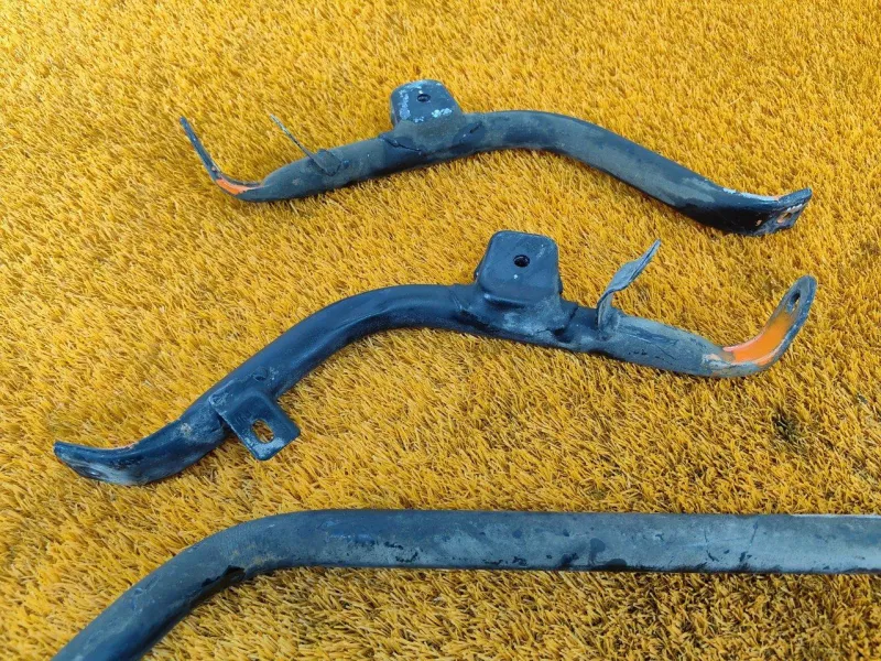 Крепление топливного бака