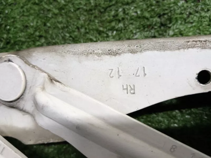 Петля капота