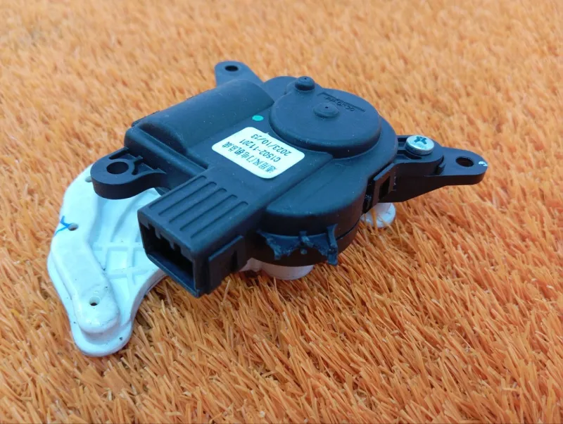 Сервопривод заслонок печки