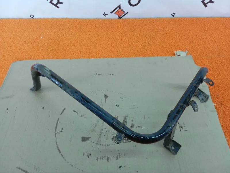 Крепление топливного бака