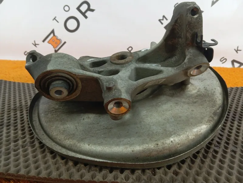 Кулак поворотный