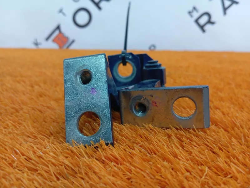 Петля двери