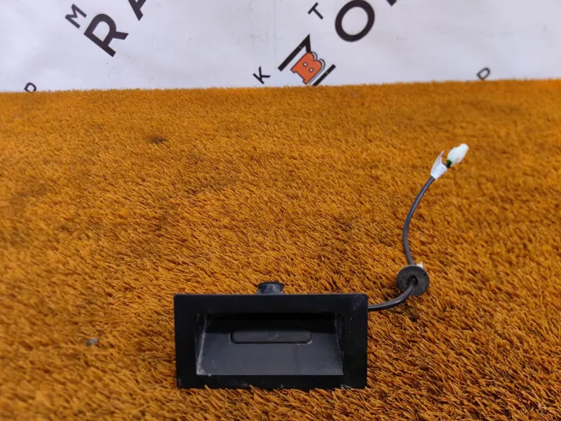 Кнопка открывания багажника