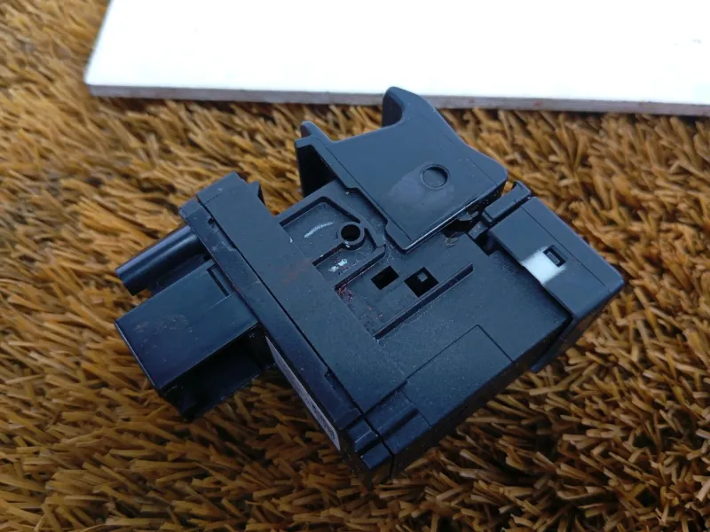 Кнопка стояночного тормоза