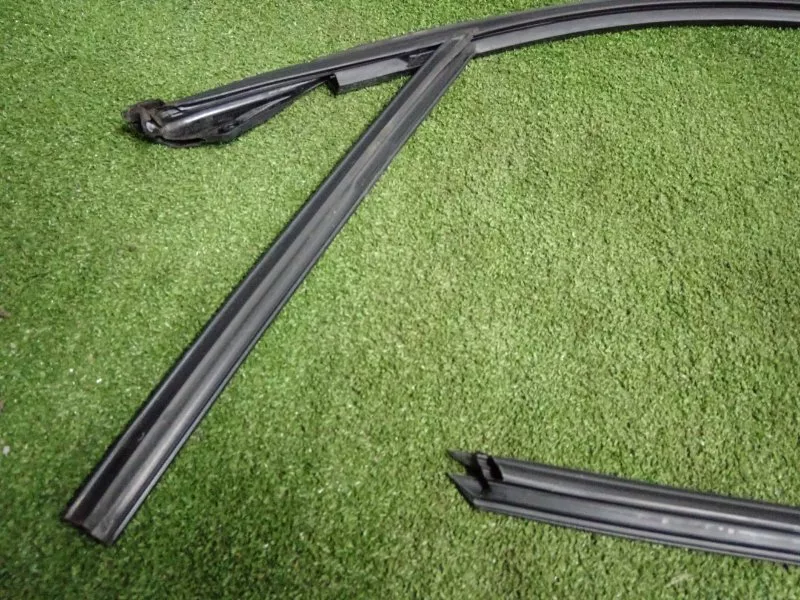 Уплотнитель стекла двери