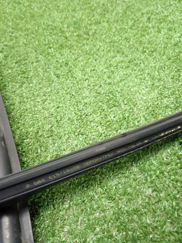 Уплотнитель стекла двери