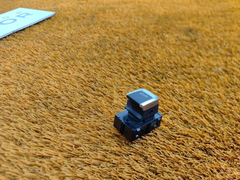 Кнопка открывания багажника