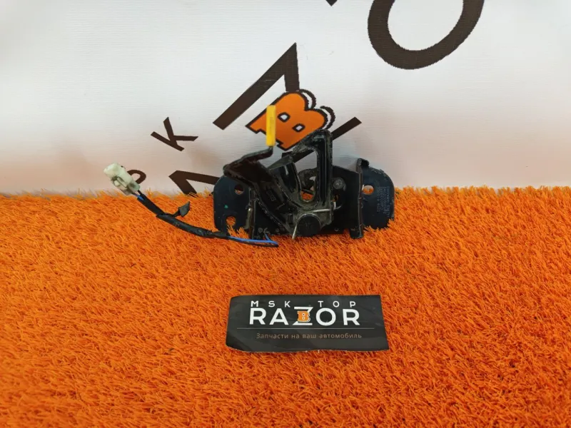 Замок капота