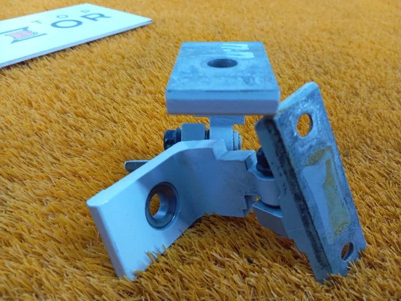 Петля двери